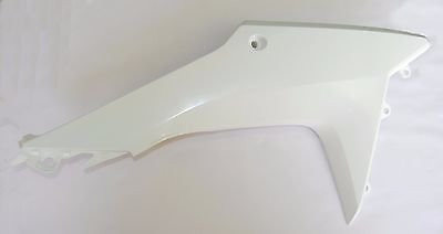 Правый задний кожух радиатора (белый) Honda OEM 19035-KZZ-900ZC